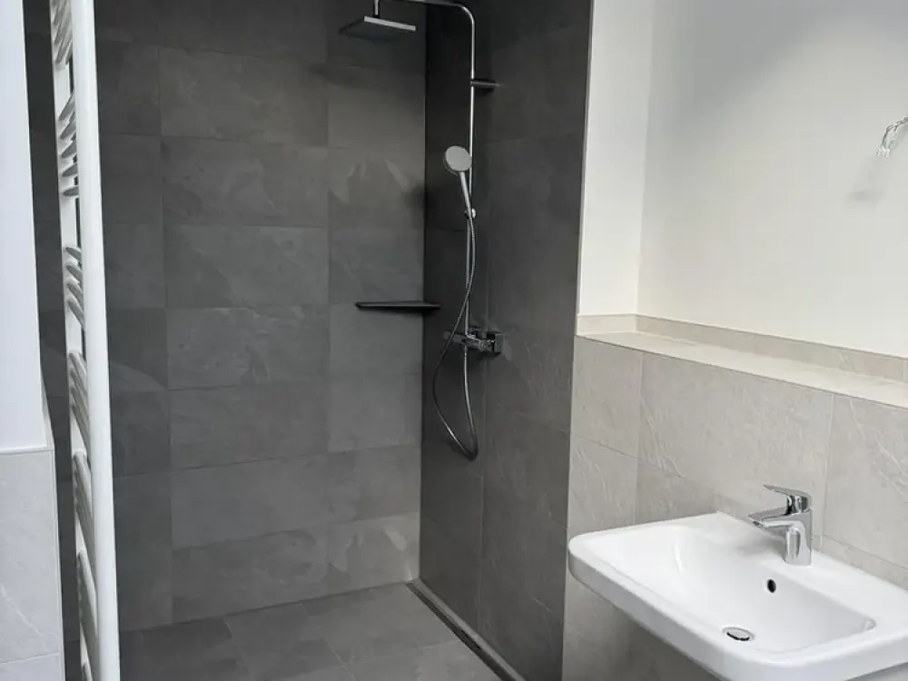 Helle 3-Zimmer Wohnung mit Einbauküche, großer Dusche, Balkon und Stellplatz