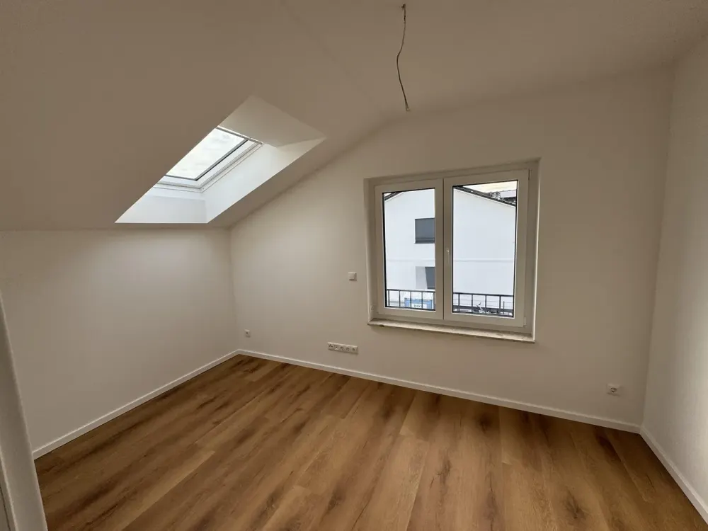 Helle 3-Zimmer Wohnung mit Einbauküche, großer Dusche, Balkon und Stellplatz