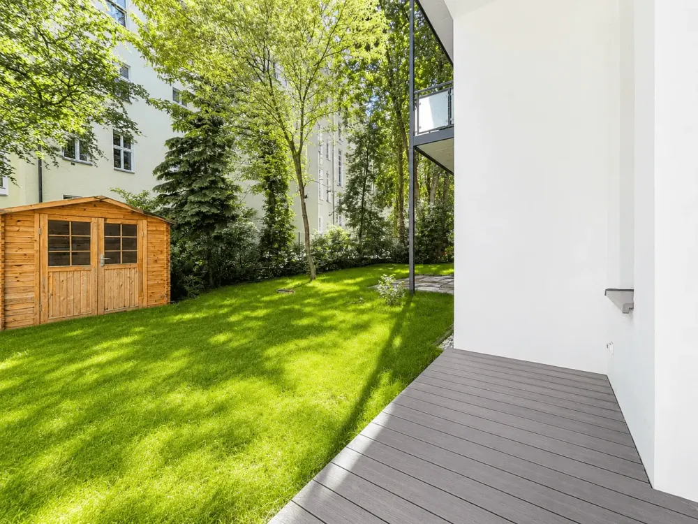 Seltene 4-Zimmer-Gartenwohnung mit ca. 173 m² Privatgarten, direkt am Adenauerplatz!