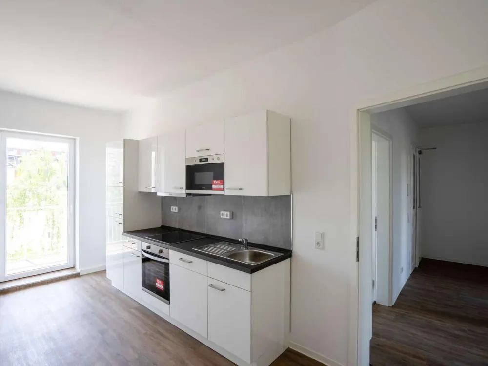 Sanierte Hochparterrewohnung mit 2 Zimmern, moderner Einbauküche und Balkon in Altlindenau