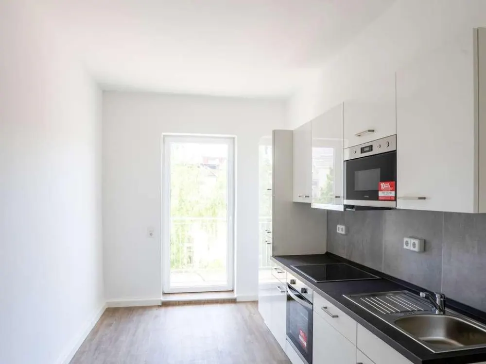Sanierte Hochparterrewohnung mit 2 Zimmern, moderner Einbauküche und Balkon in Altlindenau