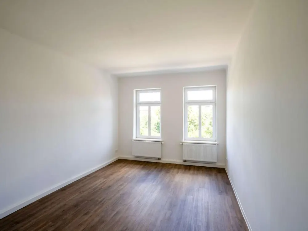 Sanierte Hochparterrewohnung mit 2 Zimmern, moderner Einbauküche und Balkon in Altlindenau