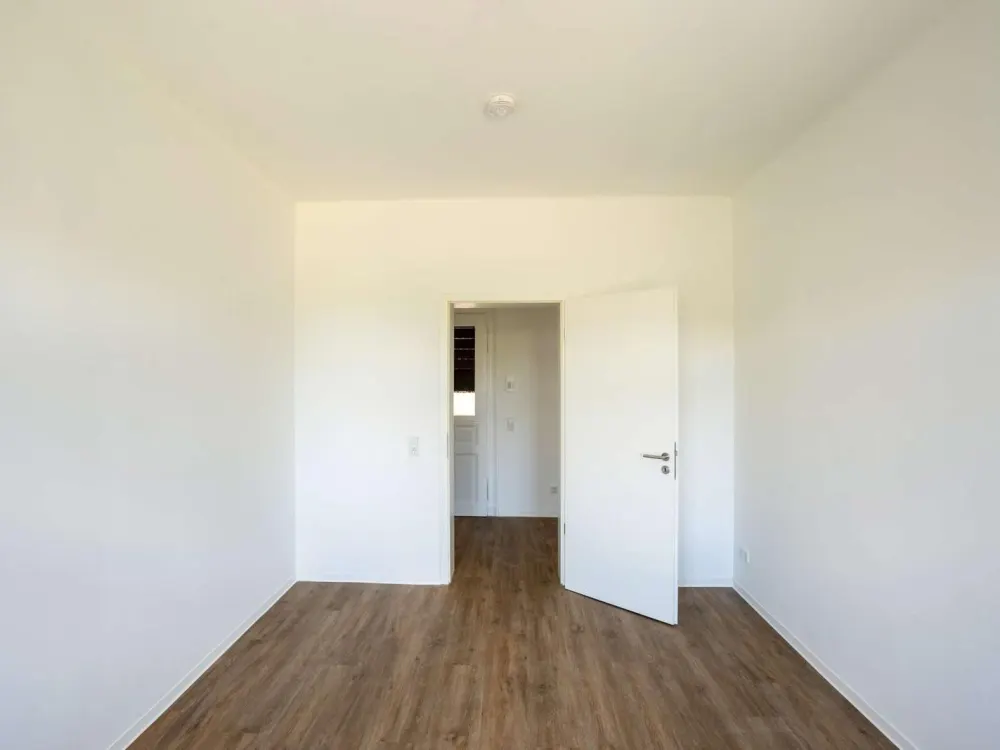 Sanierte Hochparterrewohnung mit 2 Zimmern, moderner Einbauküche und Balkon in Altlindenau