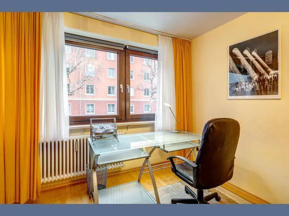 Möbliert: 3-Zimmer-Wohnung mit Balkon, Nähe Harras