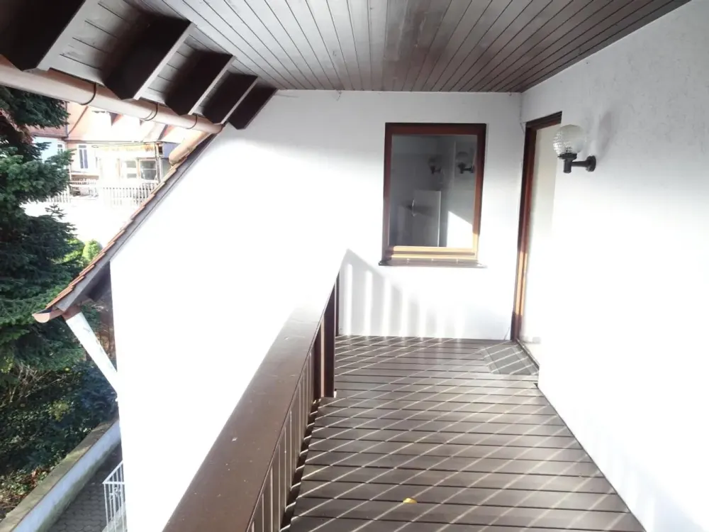 Möblierte, ruhige 2-Zi.-Whg. im DG mit Carport-Stellpl. - Herzogenaurach-zentrumsnahe Lage