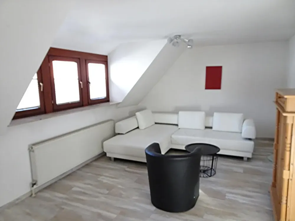 Möblierte, ruhige 2-Zi.-Whg. im DG mit Carport-Stellpl. - Herzogenaurach-zentrumsnahe Lage