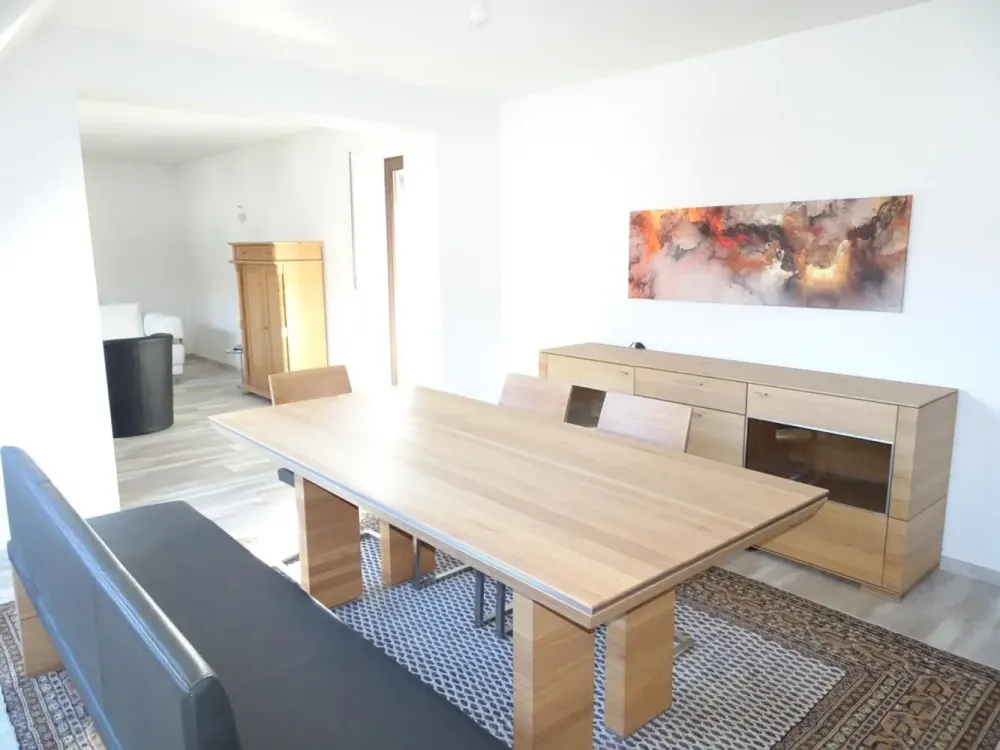 Möblierte, ruhige 2-Zi.-Whg. im DG mit Carport-Stellpl. - Herzogenaurach-zentrumsnahe Lage
