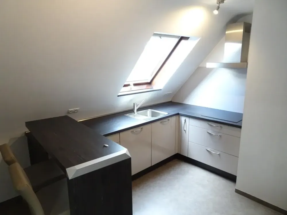 Möblierte, ruhige 2-Zi.-Whg. im DG mit Carport-Stellpl. - Herzogenaurach-zentrumsnahe Lage