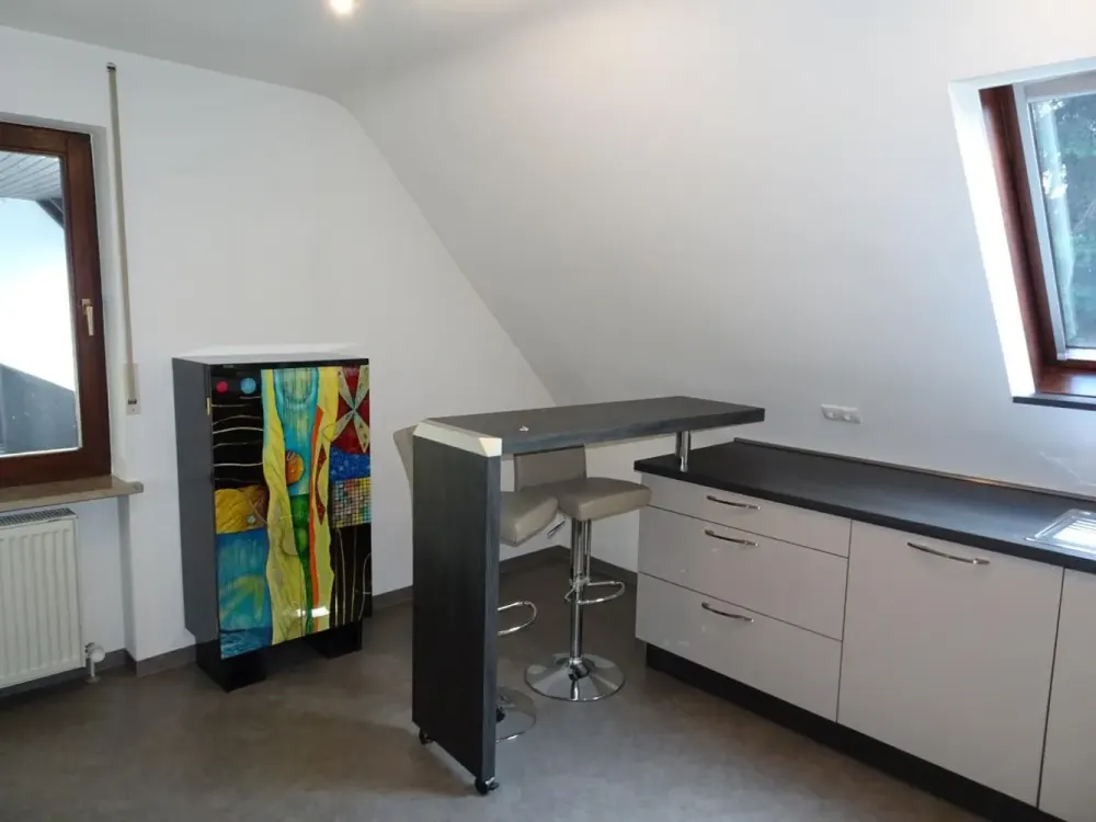 Möblierte, ruhige 2-Zi.-Whg. im DG mit Carport-Stellpl. - Herzogenaurach-zentrumsnahe Lage