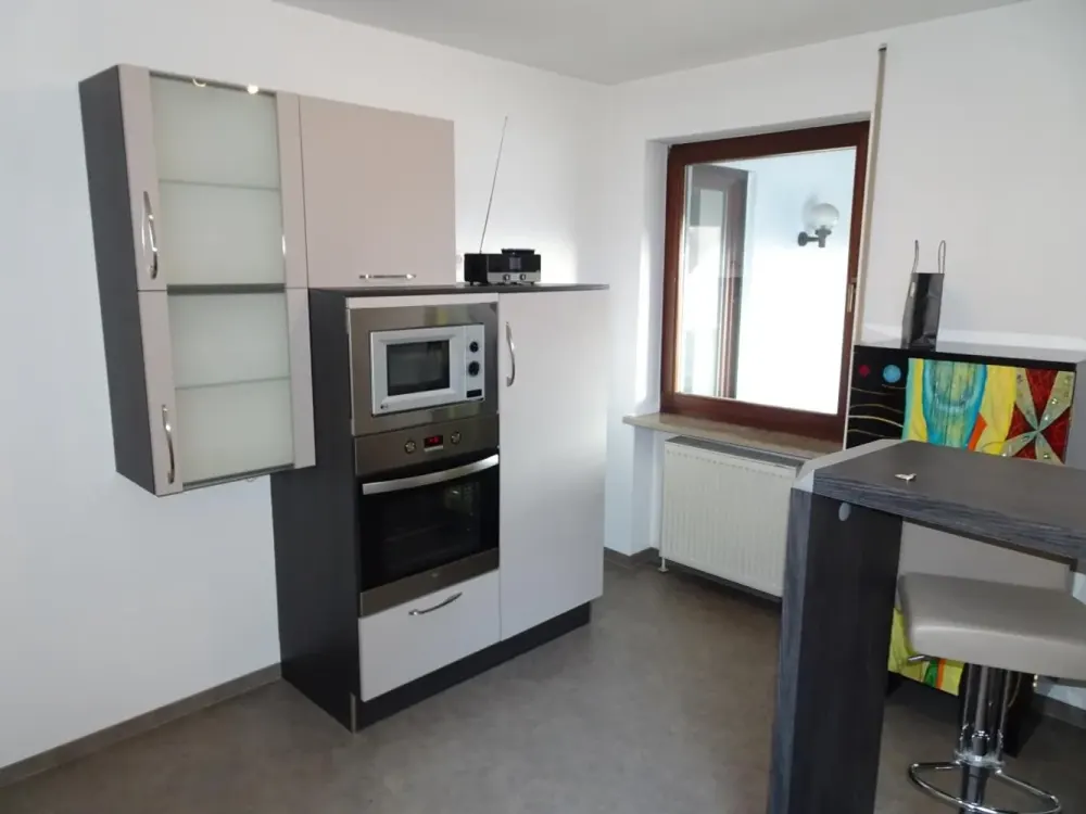 Möblierte, ruhige 2-Zi.-Whg. im DG mit Carport-Stellpl. - Herzogenaurach-zentrumsnahe Lage