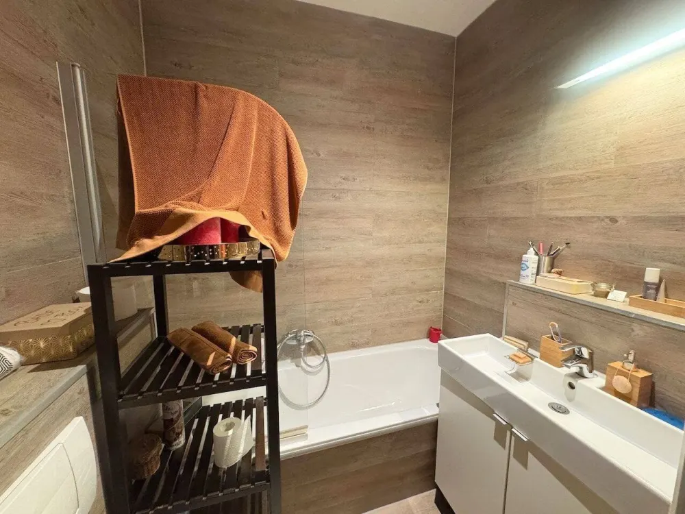 Citywohnen! + Stilvolle 2 Zimmer mit Einbauküche + Bad mit Wanne + Frei ab Oktober!