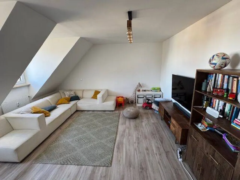 HELLE, RUHIGE 4-ZIMMER WOHNUNG IN GUTER LAGE! 2 BÄDERN, VOLLAUSGESTATTETE KÜCHE UND TG-PLATZ