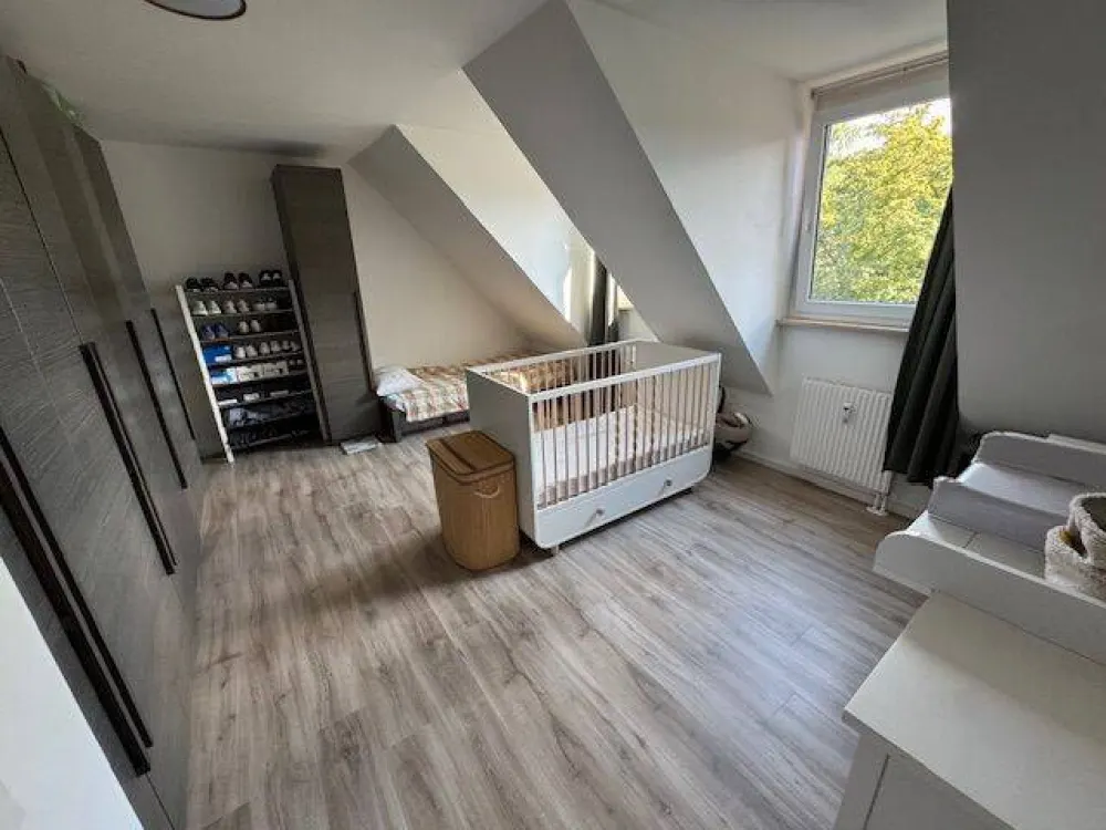 HELLE, RUHIGE 4-ZIMMER WOHNUNG IN GUTER LAGE! 2 BÄDERN, VOLLAUSGESTATTETE KÜCHE UND TG-PLATZ