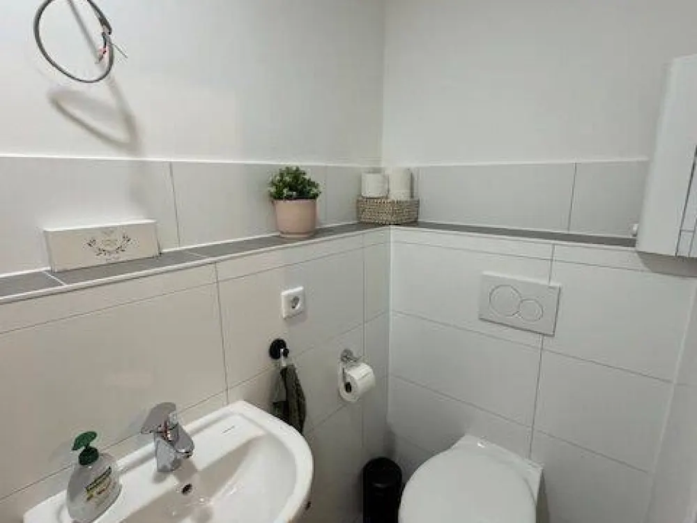 HELLE, RUHIGE 4-ZIMMER WOHNUNG IN GUTER LAGE! 2 BÄDERN, VOLLAUSGESTATTETE KÜCHE UND TG-PLATZ