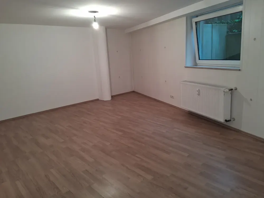 Gemütliche 2 1/2 Zimmer Wohnung im Sockelgeschoss mit Einbauküche