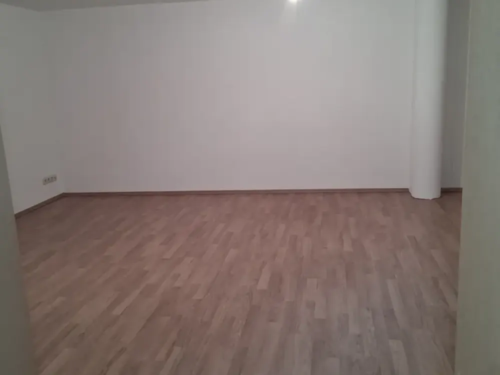 Gemütliche 2 1/2 Zimmer Wohnung im Sockelgeschoss mit Einbauküche