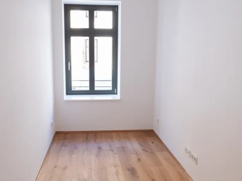 Modern Old Building Apartment with Balcony and High-Quality Fitted Kitchen, WE10