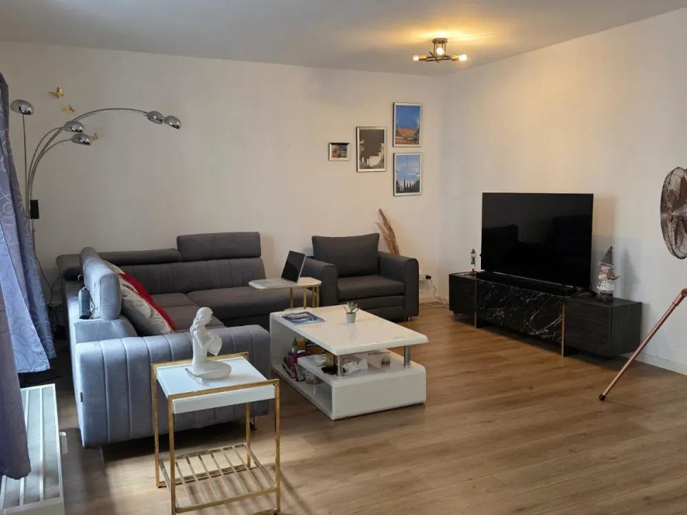 Wunderschöne Wohnung, Einbauküche, Balkon mit Blick auf den Garte