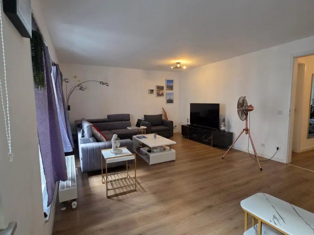 Wunderschöne Wohnung, Einbauküche, Balkon mit Blick auf den Garte