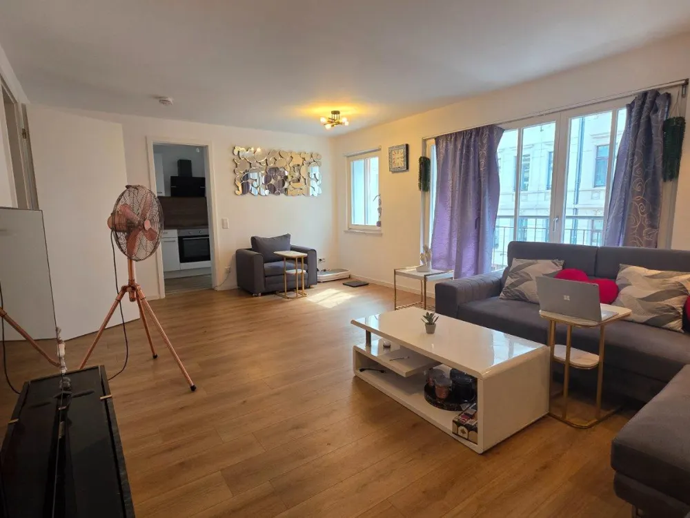 Wunderschöne Wohnung, Einbauküche, Balkon mit Blick auf den Garte
