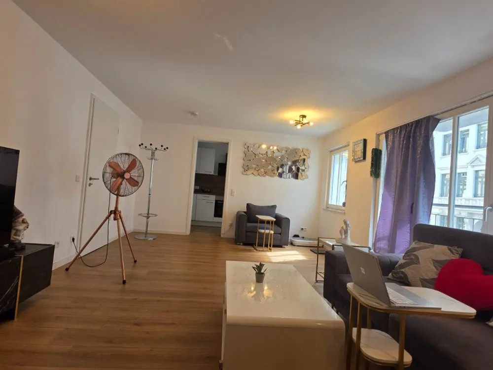 Wunderschöne Wohnung, Einbauküche, Balkon mit Blick auf den Garte