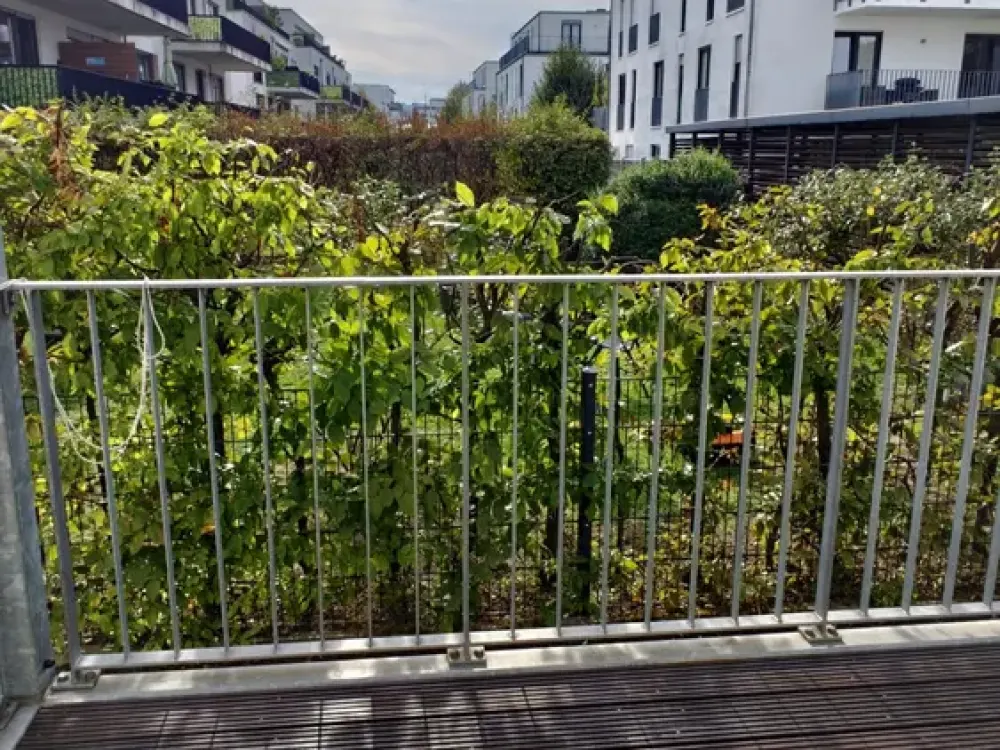 Freshly Renovated, Bright Apartment with Fitted Kitchen, Parquet, Balcony + Garden