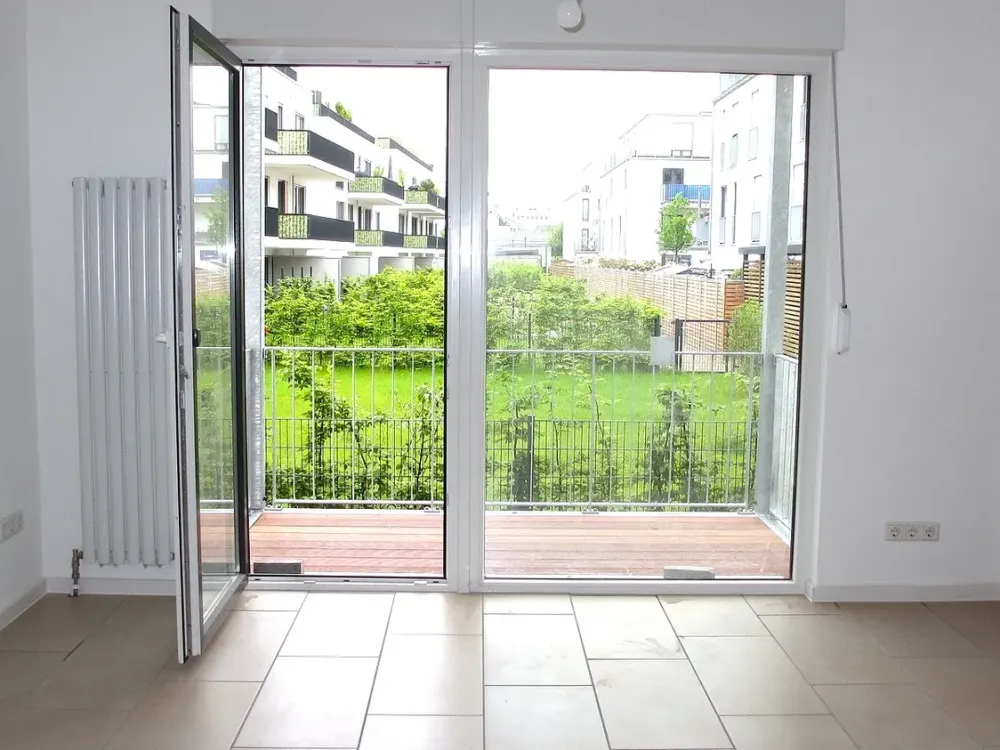 Freshly Renovated, Bright Apartment with Fitted Kitchen, Parquet, Balcony + Garden