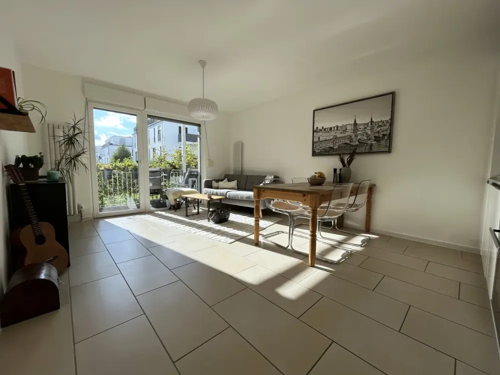 Freshly Renovated, Bright Apartment with Fitted Kitchen, Parquet, Balcony + Garden