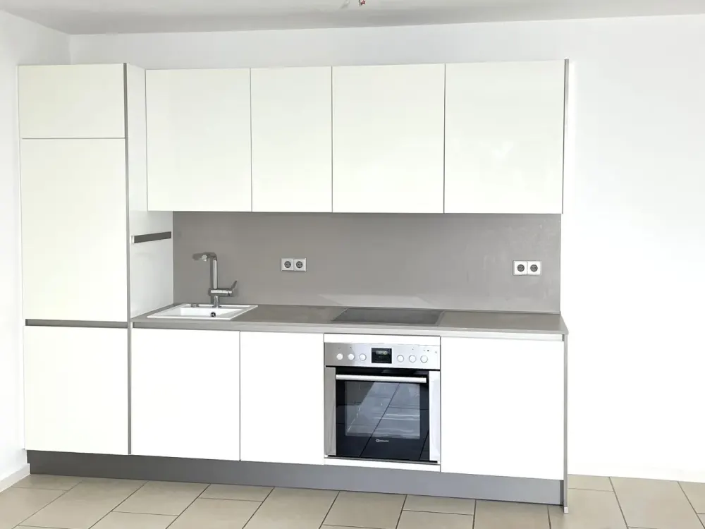 Freshly Renovated, Bright Apartment with Fitted Kitchen, Parquet, Balcony + Garden