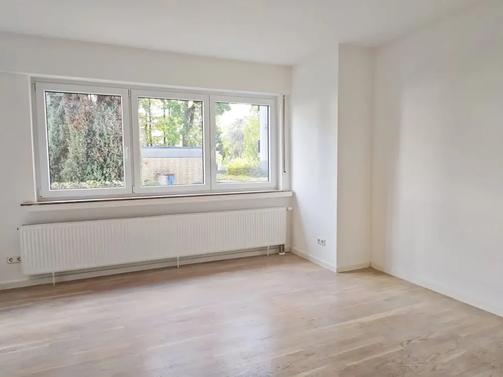 Freshly Renovated, Bright Apartment with Fitted Kitchen, Parquet, Balcony + Garden