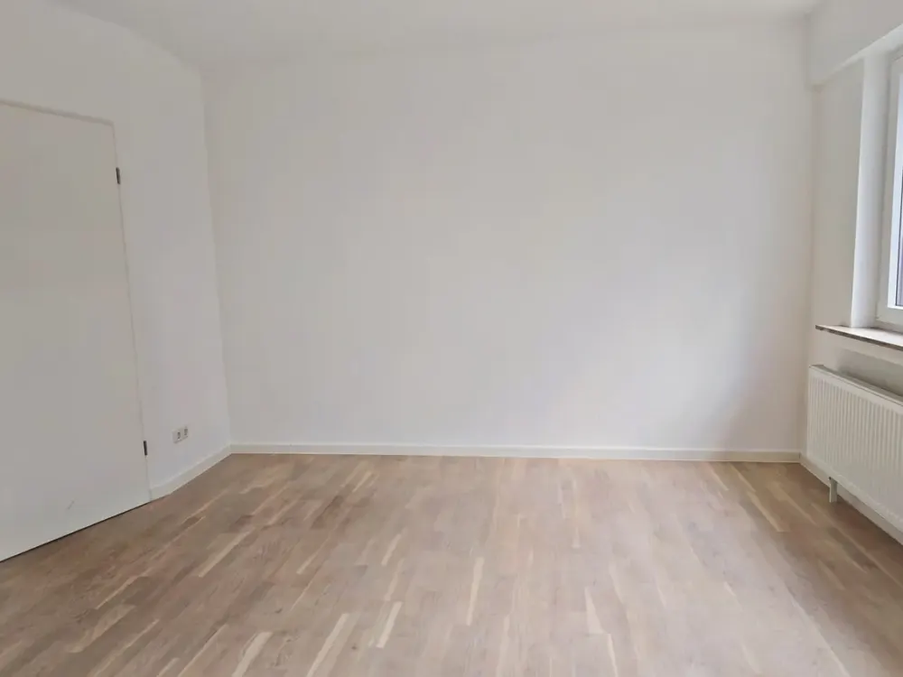 Freshly Renovated, Bright Apartment with Fitted Kitchen, Parquet, Balcony + Garden