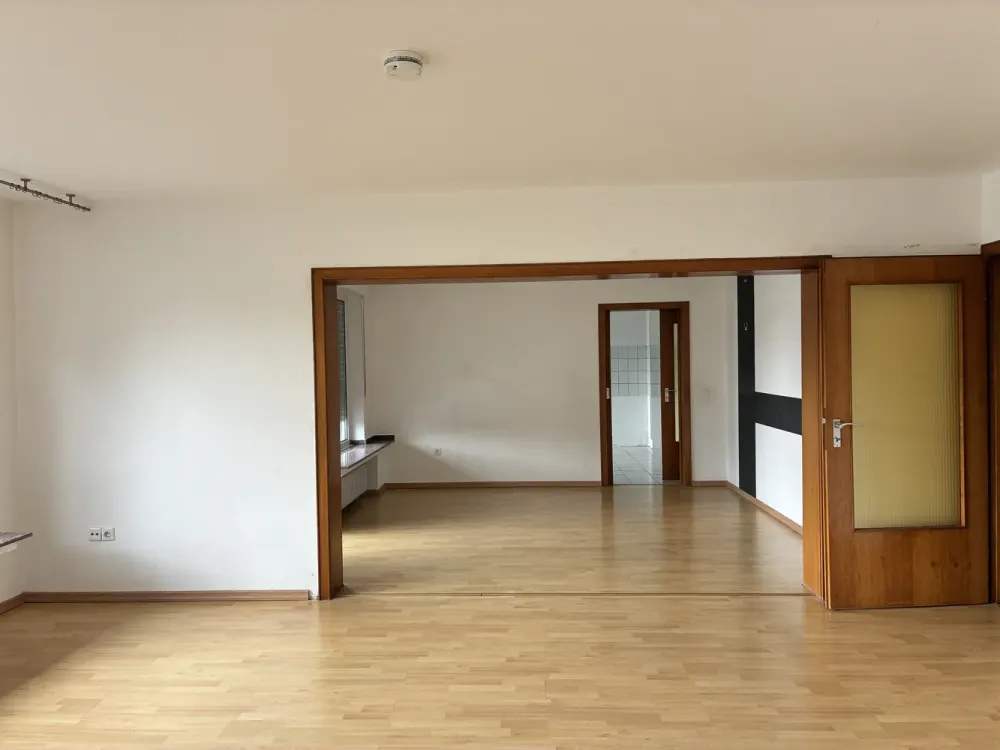 Sehr schöne 4 Zimmerwohnung im 1.OG zu vermieten