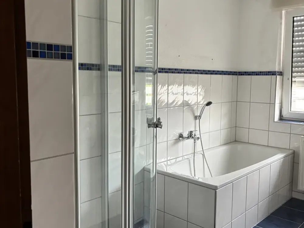 Sehr schöne 4 Zimmerwohnung im 1.OG zu vermieten