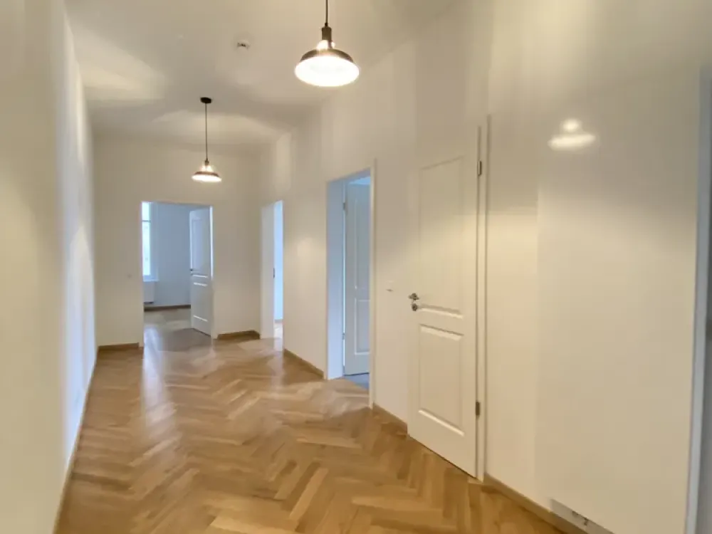 Hochwertig sanierte 4-Zimmer Wohnung mit wunderschönem Wintergarten 🍀