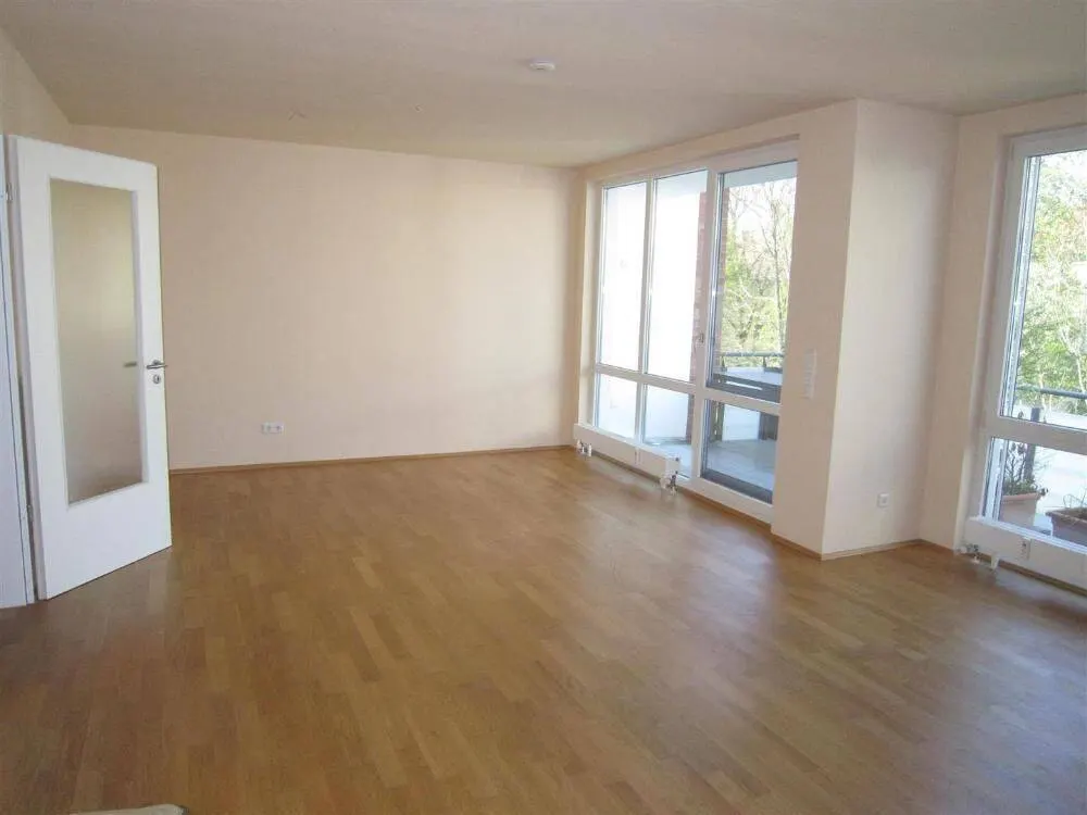 Vermietung einer hellen 3 Zimmer Wohnung mit Balkon, Aufzug und Tiefgaragenstellplatz im Seegershof!