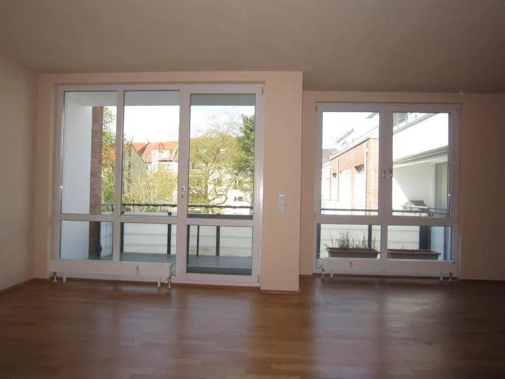 Vermietung einer hellen 3 Zimmer Wohnung mit Balkon, Aufzug und Tiefgaragenstellplatz im Seegershof!