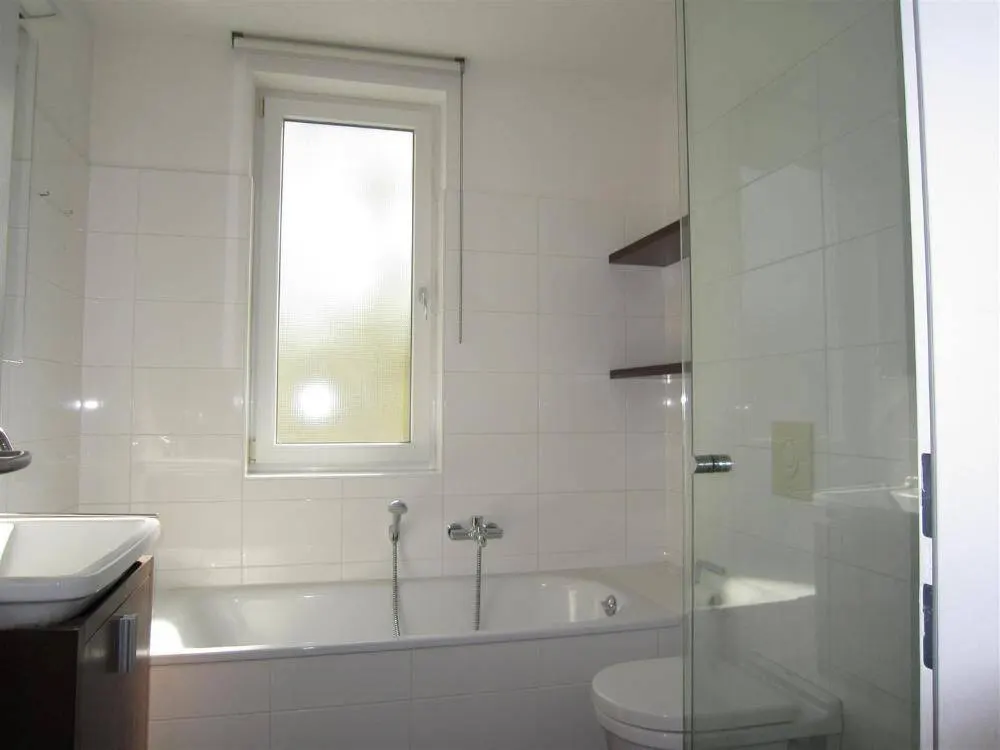 Vermietung einer hellen 3 Zimmer Wohnung mit Balkon, Aufzug und Tiefgaragenstellplatz im Seegershof!