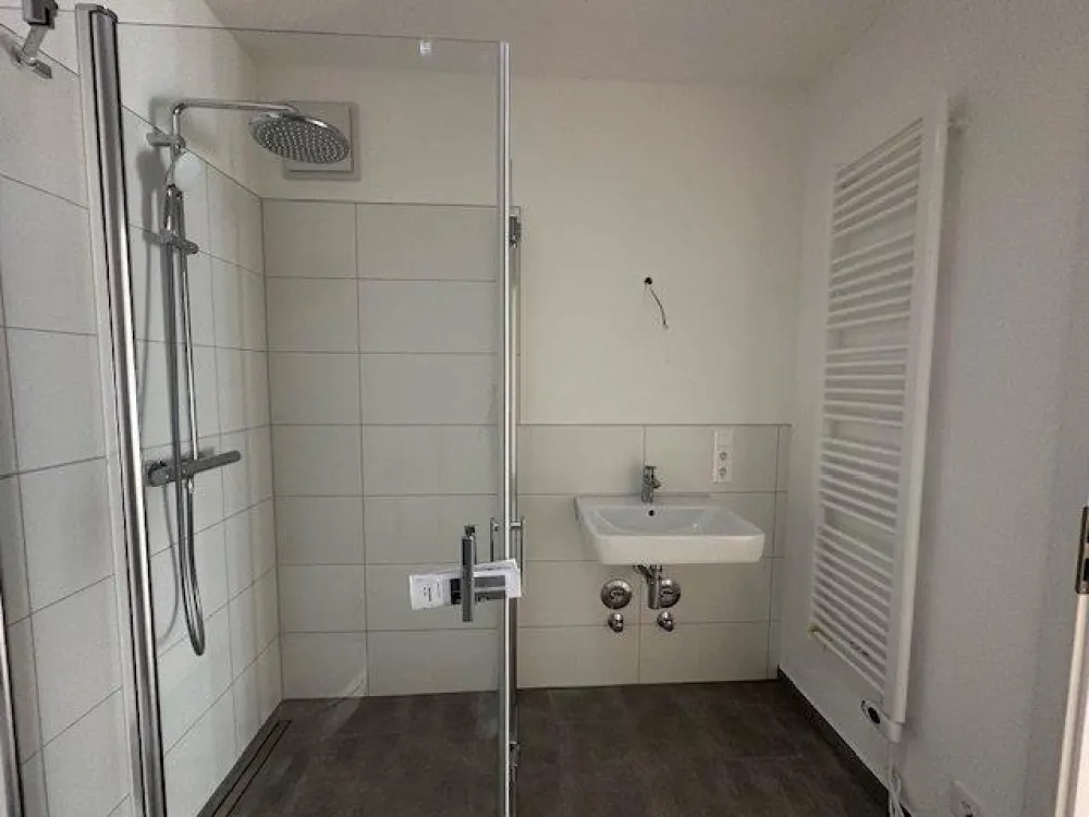 2026-13 Modernes Wohnen mit Studiocharakter - Schöne 2-Zimmer-Neubauwohnung mit Balkon und Stellplatz in Radebeul zu vermieten