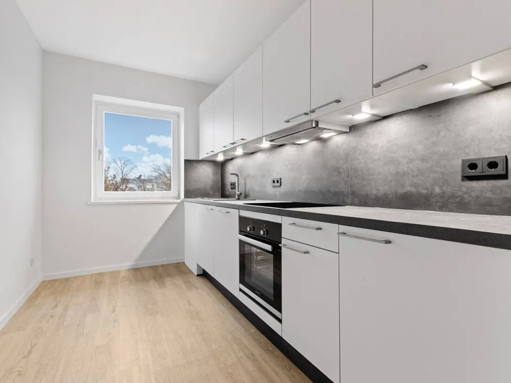 2-Zimmer-Wohnung, Balkon, Bad mit Fenster und Tiefgaragenstellplatz in Hamburg-Barmbek