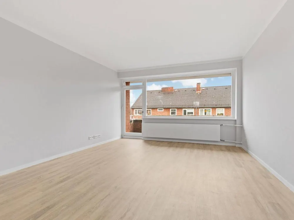 2-Zimmer-Wohnung, Balkon, Bad mit Fenster und Tiefgaragenstellplatz in Hamburg-Barmbek