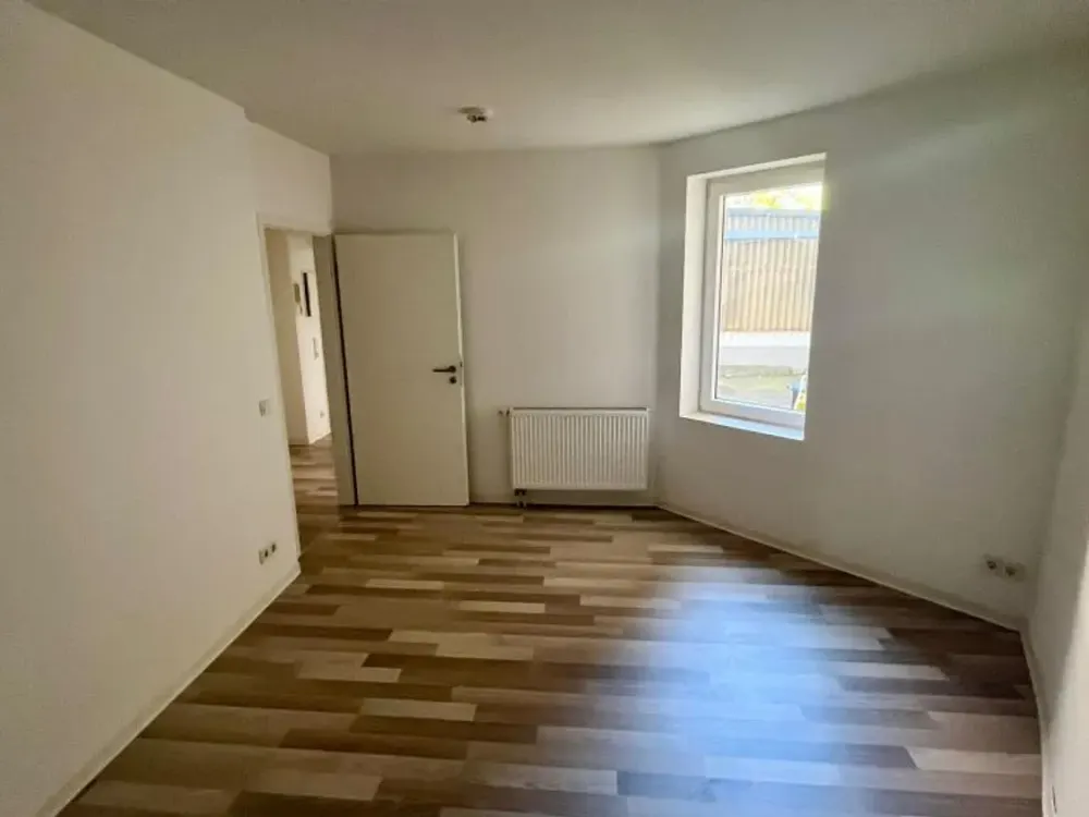 *ERDGESCHOSS WOHNUNG * renovierte 2 ZKB * Tageslichtbad mit Badewanne* Saarbrücken BURBACH