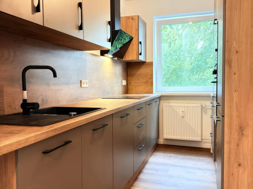 Erstbezug nach Kernsanierung, 3 Zimmer mit Loggia, EBK, Aufzug, Stellplatz