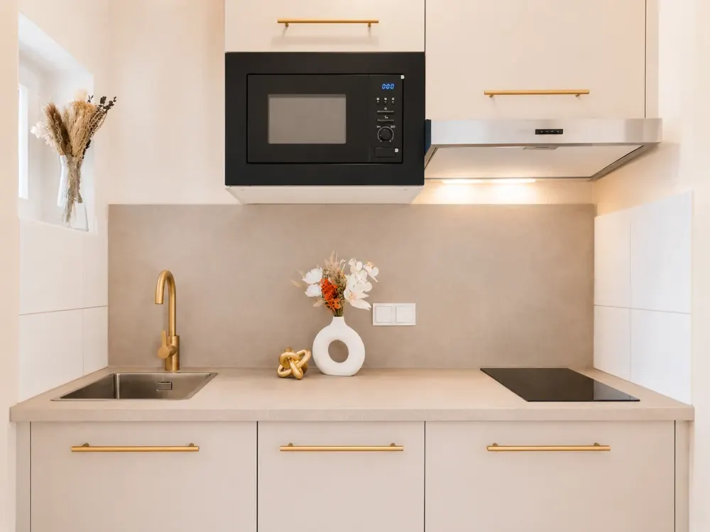 Zentrale, vollmöblierte und sanierte Wohnung mit separater Küche