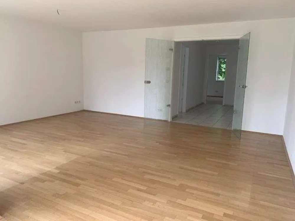 Gepflegte 2 Zimmer Komfort Wohnung mit Balkon & TG-Stellplatz in Lörick!