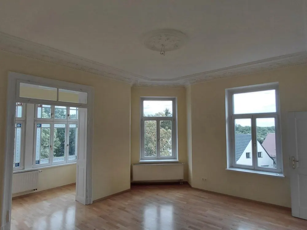 Beeindruckende 2-Zi Whg. mit Stuck / Parkett in freist. Villa