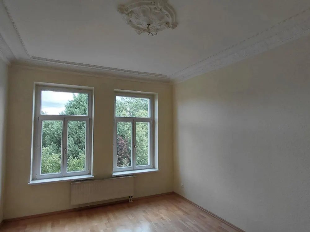 Beeindruckende 2-Zi Whg. mit Stuck / Parkett in freist. Villa