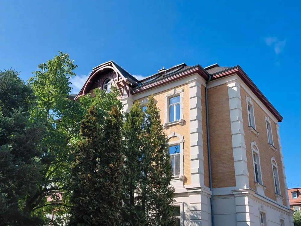 Beeindruckende 2-Zi Whg. mit Stuck / Parkett in freist. Villa