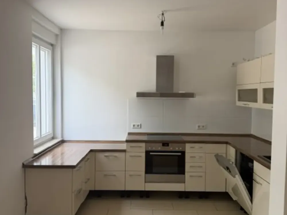 NEU modernisierte 2,5-Zimmer-Wohnung mit Einbauküche und Terrasse