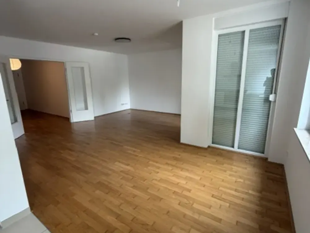 NEU modernisierte 2,5-Zimmer-Wohnung mit Einbauküche und Terrasse