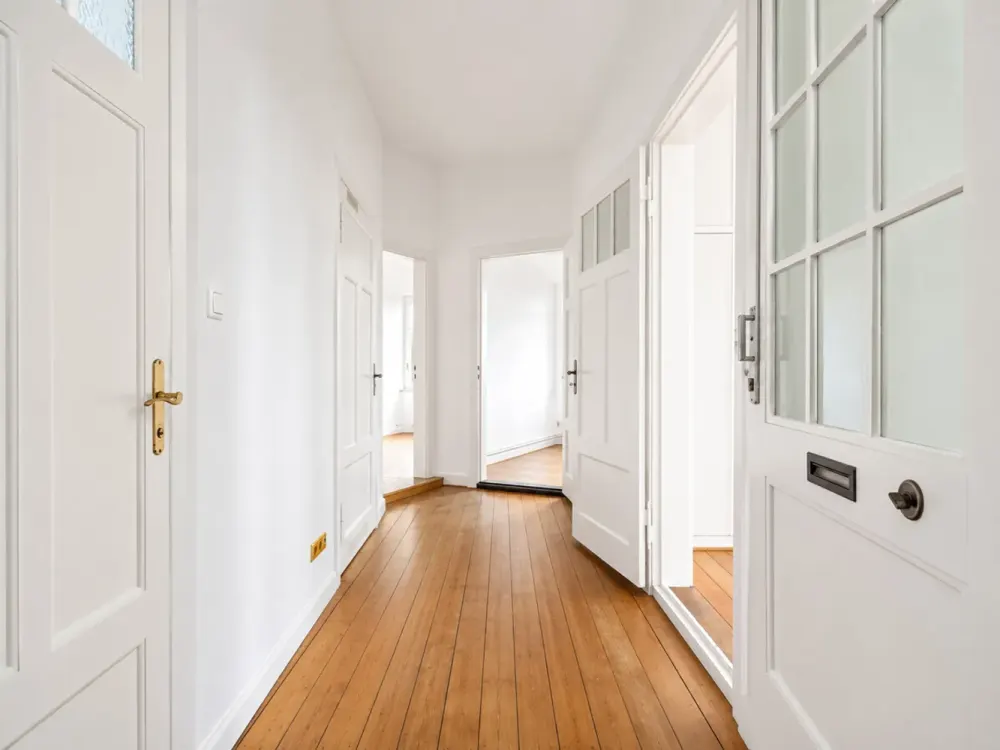 Spacious 3.5-Room Apartment with Old Building Charm, Fitted Kitchen and Daylight Bathroom
